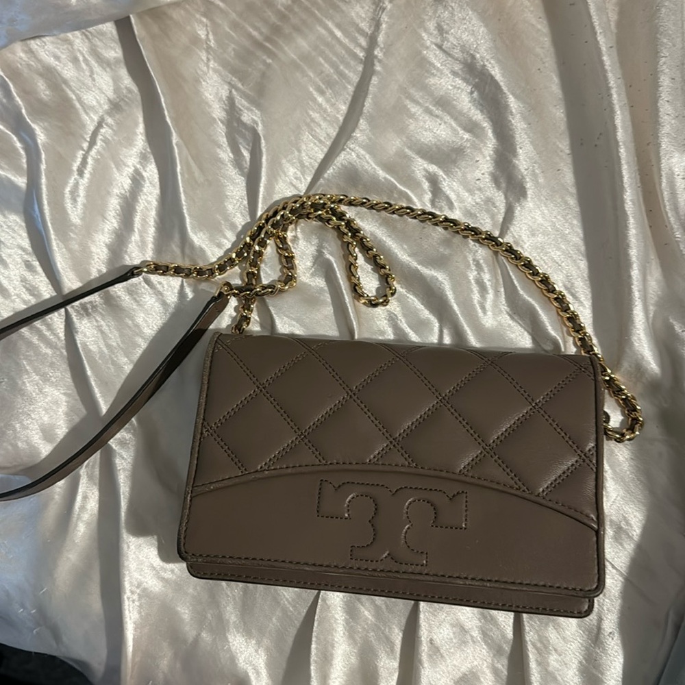 Tory Burch bag light to no scratches on it